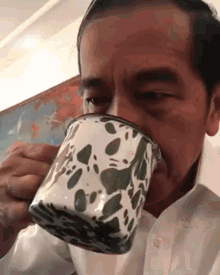 Presiden Jokowi Minum GIF - Presiden Jokowi Minum Ronaldo Drinking Meme GIFs