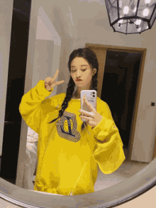 Xu Yiyang Mirror Selfie GIF - Xu Yiyang Yiyang Mirror Selfie GIFs