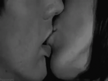 Нежный поцелуй в губы с языком. Страстный поцелуй. Поцелуй с языком gif. Поцелуй с языком анимация.