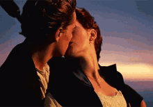Leonardo Di Caprio Kiss GIF - Leonardo Di Caprio Kiss Kate Winslet GIFs