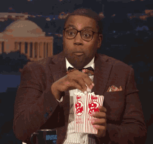 Kenan Thompson Eating Popcorn GIF - Kenan Thompson Eating Popcorn Saturday Night Live GIFs