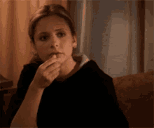 Eating Popcorn Buffy The Vampire Slayer GIF - Eating Popcorn Buffy The Vampire Slayer Sarah Michelle Gellar GIFs