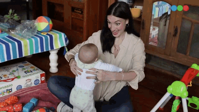 Feliz Jugando Con Bebe GIF - Feliz Jugando Con Bebe Maternidad - Descubre & Comparte GIFs
