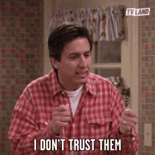 I Dont Trust Them Trust Issue GIF - I Dont Trust Them Trust Issue Doubtful GIFs