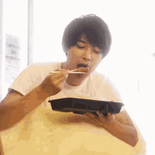 Yoshizawa Ryo Yummy GIF - Yoshizawa Ryo Yummy Eating GIFs