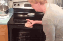 Cooking While Drunk GIF - Oven Straight Out The Oven Burning GIFs