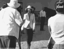 Lucero Caminando GIF - Lucero Caminando Mujer Divertida GIFs