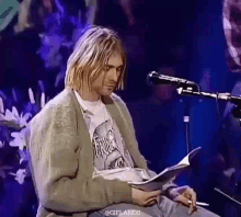 Kurt Cobain Reading GIF - Kurt Cobain Reading GIFs