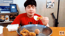 Eat Fried Chicken GIF - Eat Fried Chicken Chicken Leg GIFs