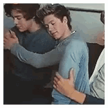 Niall Horan Harry Styles GIF - Niall Horan Harry Styles Hug GIFs