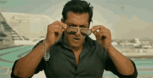 सोमवार के लिए तैयार GIF - Salman Stylish Prep GIFs