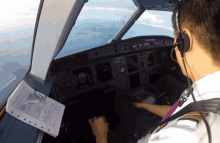 penerbangan vincent raditya hits records starhits lepas landas
