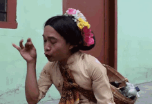 mengolok cemberut