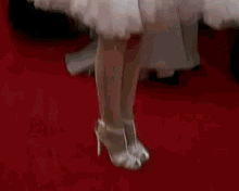Bjork Swan Dress GIF - Bjork Swan Dress GIFs
