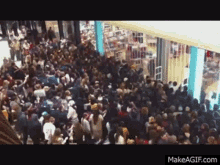 Crowded People GIF - Crowded People Woah GIFs