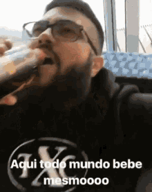 bebendo e