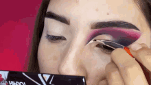 Maquillarse Laura Sanchez GIF - Maquillarse Laura Sanchez Corrector GIFs