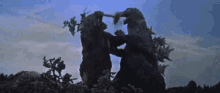 ゴジラ　king Kong Tree Attack うるさい 黙れ GIF - Urusai Damare Godzilla GIFs