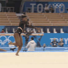 Tumbling Simone Biles GIF - Tumbling Simone Biles Usa Gymnast Team GIFs