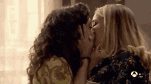 Luimelia Kiss GIF - Luimelia Kiss Couple GIFs