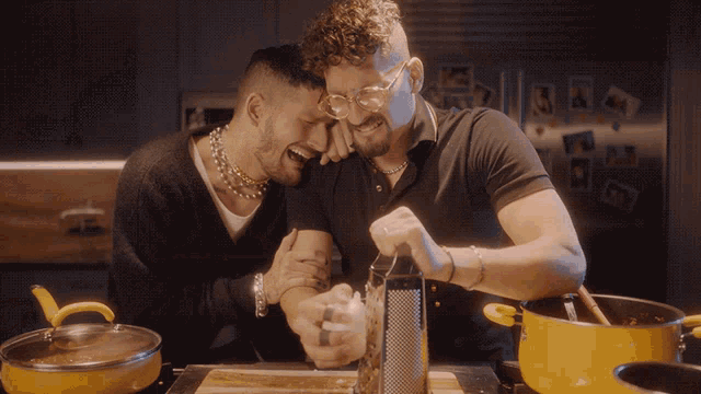 Llorar Mau Y Ricky GIF - Llorar Mau Y Ricky Doctor - Descubre & Comparte  GIFs