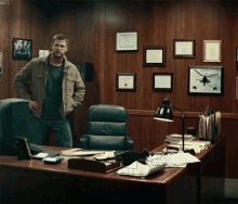 When You Cant Find Something On Your Desk Chris Hemsworth GIF - When You Cant Find Something On Your Desk Chris Hemsworth Mad GIFs