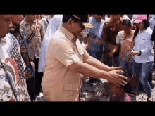 Prabowo Kunjungan Ke Desa GIF - Politician Boy Indonesia GIFs
