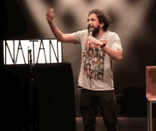 gesticulando stand up comediante dancando passinho de danca