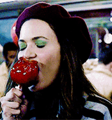 This Is Us Rebecca Pearson GIF - This Is Us Rebecca Pearson Candy Apple GIFs