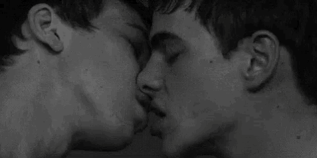 Kissing men tumblr - 🧡 Gay gay kiss GIF - Pesquisar em GIFER.