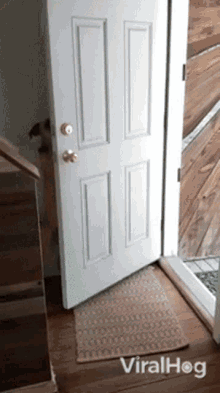 Closing The Door Viralhog GIF - Closing The Door Viralhog Clever GIFs