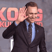 Tom Hiddleston GIF - Tom Hiddleston Wave GIFs
