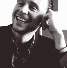 Tom Hiddleston Laugh GIF - Tom Hiddleston Laugh Smile GIFs