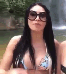 Simária Cachoeira Fica Ligado Presta Atenção Apontando GIF - Pointing Waterfall Woman GIFs