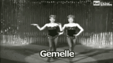 Gemelle Gemelle Kessler Uguali Ballerine Due GIF - Twins Sisters Kessler Twins The Same GIFs