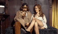 мужчина и женщина сидят на диване GIF - Couch Man Woman GIFs