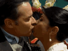 La Madrastra Kiss GIF - La Madrastra Kiss Love GIFs