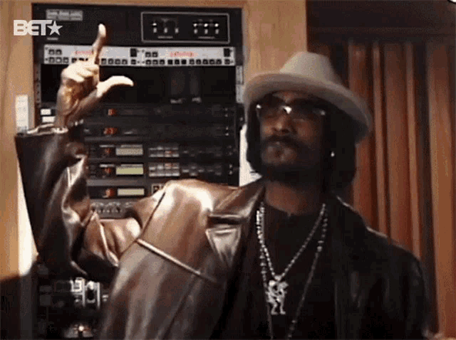 Vibing Snoop Dogg Gif Vibing Snoop Dogg No Limit Discover Share Gifs