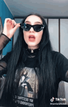 tiktok lara fedeli gothic girl goth girl sunglasses