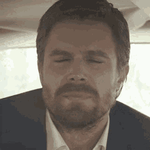 Stephen Amell Oliver Queen GIF - Stephen Amell Oliver Queen I Dont Know GIFs