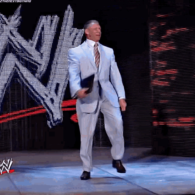 WWE RAW 305 DESDE BOGOTA COLOMBIA Vince-mc-mahon-walking