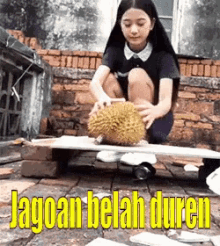 Cewek Belah Duren GIF - Cewek Buka Durian GIFs