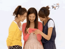 Snsd Laughing Nintendo Dsi GIF - Snsd Laughing Nintendo Dsi Girls Generation GIFs