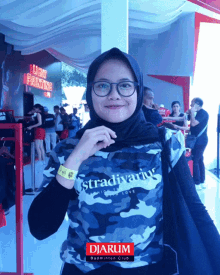 halo hi tersenyum senang berpose halo hi tersenyum senang berpose