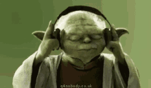 Sente A Música Ouvindo Um Som Yoda GIF - Music Sound Yoda GIFs