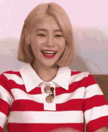 유나 웃음 미소 입가리기 금발 에이오에이 GIF - Yuna Smile Laugh GIFs
