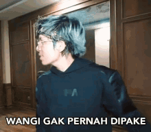 menertawakan dipake