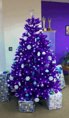 Violet Christmas Tree GIF - Violet Christmas Tree GIFs