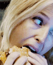 Gillian Anderson Burger GIF - Gillian Anderson Burger Eating GIFs