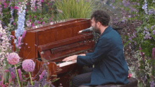 vocals singing piano playing music outdoor pianist vocals singing piano playing music outdoor pianist